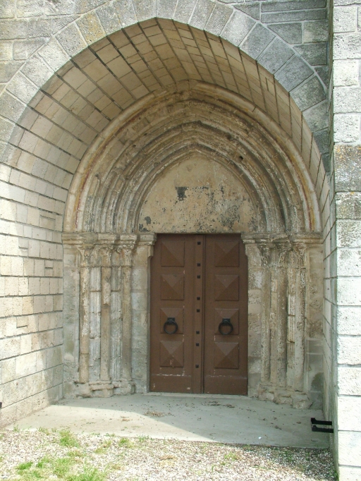 Vue du portail d'entrée datant du 13e siècle.