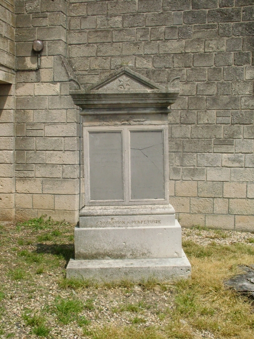 Vue d'une des tombes du cimetière entourant l'église.