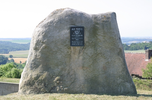 Monument aux morts dédié à la 164e Division situé devant la Caverne du Dragon.