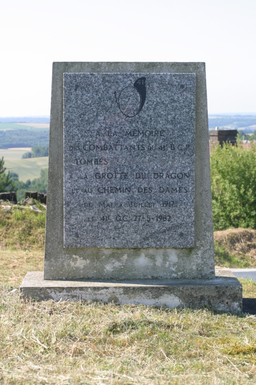 Plaque commémorative en honneur du 41e BCP située devant la Caverne du Dragon.