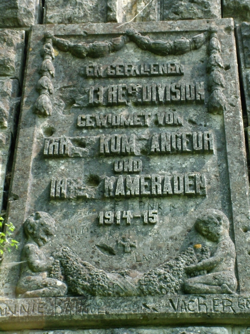 Vue de la plaque rédigée en allemand.