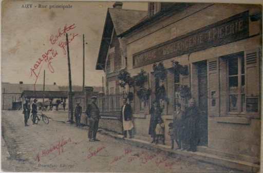 Vue d'une rue de Aizy après la guerre (Coll. Part.).