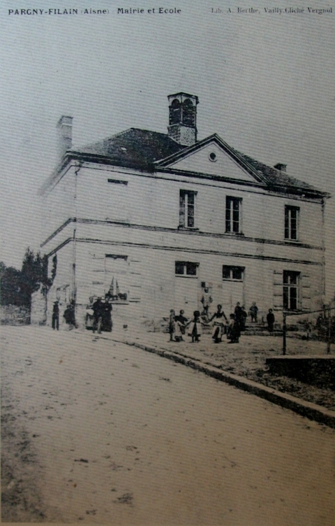 Vue de la mairie-école avant la guerre (Coll. Part.).