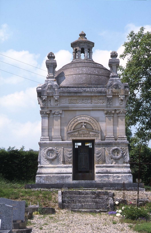 Vue du monument de la famille Descubes Saint-Désir.