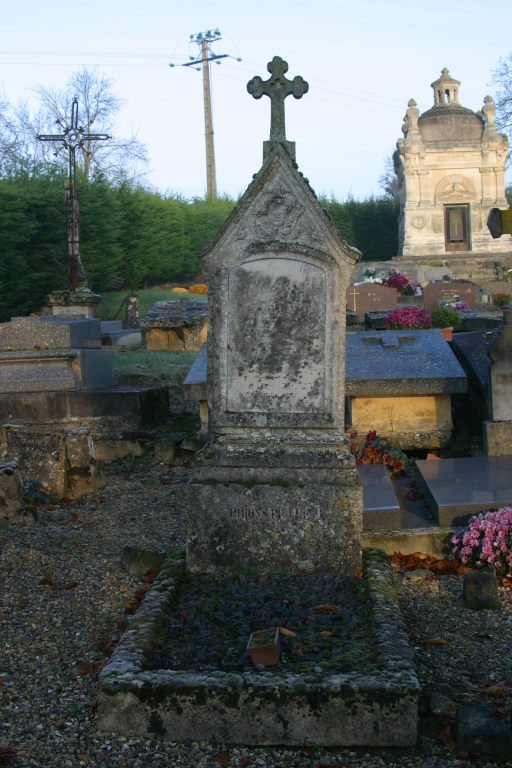 Vue d'une tombe ancienne du cimetière communal.