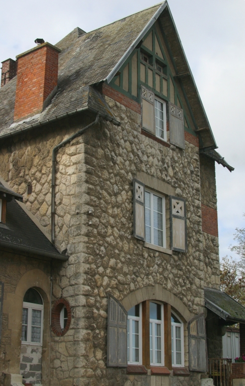 Vue du logis depuis la cour.