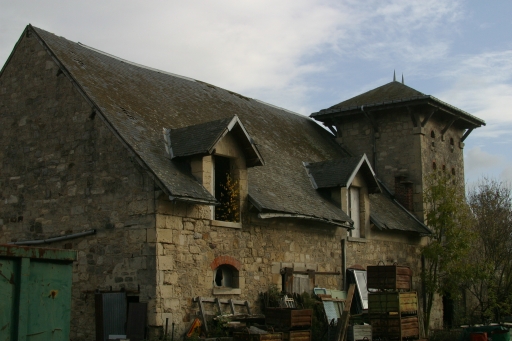Vue d'un des bâtiments agricoles accolé au pigeonnier.
