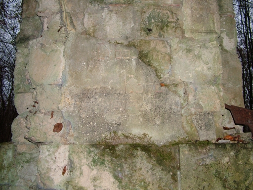Détail de ce qu'il reste de l'inscription.