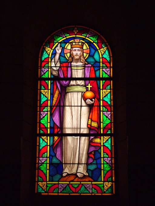 Vitrail du Christ-Roi au centre du choeur.