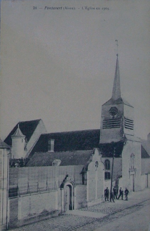 Vue de l'église et du presbytère en 1904 (Coll. Part.).