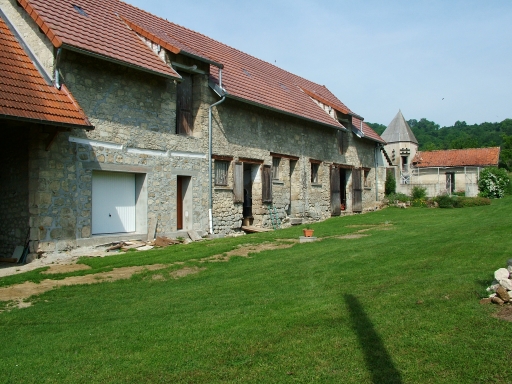 Vue des bâtiments agricoles.