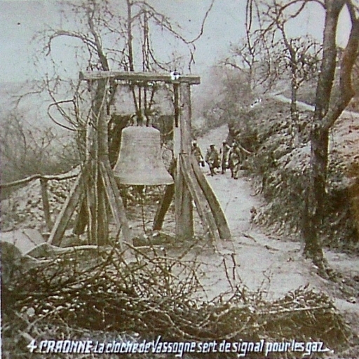 Vue de la cloche ayant servi aux soldats pour prévenir l'alerte (Coll. Part.).