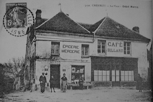 Vue ancienne d'un commerce sur la place (Coll. Part.).