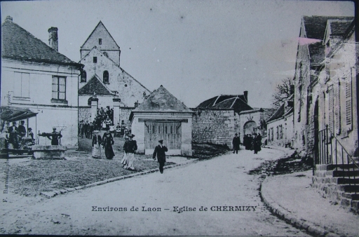 Vue de l'église dans l'ancien village depuis la rue principale (Coll. Part.).