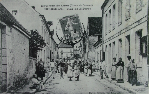 Vue ancienne d'une rue de Chermizy (Coll. Part.).