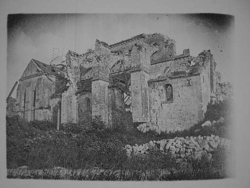 Vue de l'église en ruines en 1920 depuis le nord-ouest (DRAC Picardie, M.H. : 27379).