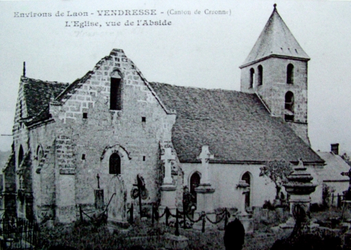 Vue latérale de l'ancienne église (Coll. Part.).