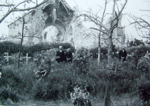 Vue des ruines de l'église (Coll. Part.).