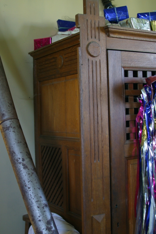 Vue d'une partie du confessional relégué dans la sacristie.