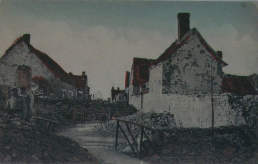 Vue des aménagements militaires dans le village pendant les conflits.