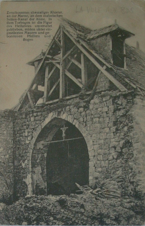 Vue de l'église éventrée après les bombardements d'avril 1916 (Coll. Part.).