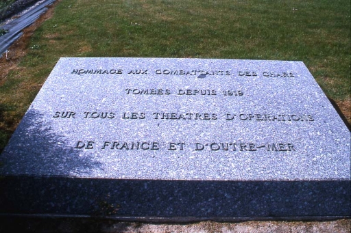 Plaque en marbre précisant la destination du monument.