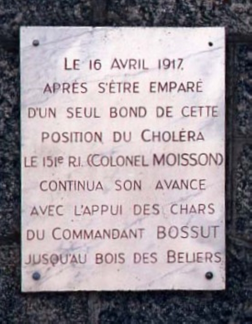 Vue d'une plaque fixée à l'arrière du monument.