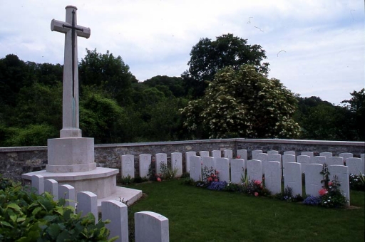 Tombes des soldats du Commonwealth dans le cimetière communal.