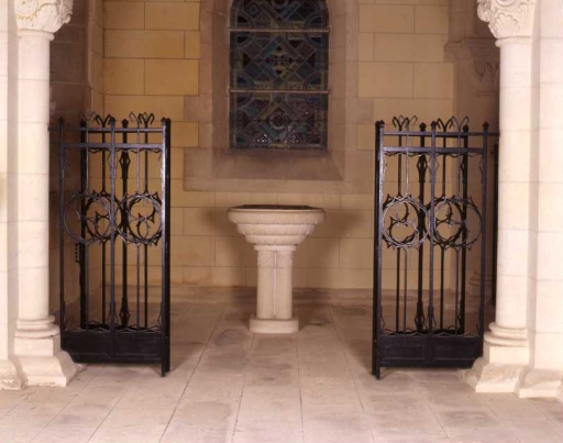 Vue de la chapelle des fonts baptismaux.