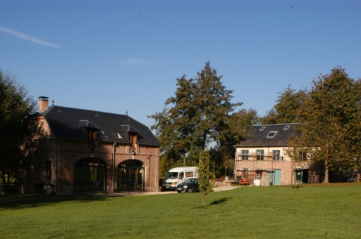 Vue d'ensemble sur cour du moulin et de la grange.
