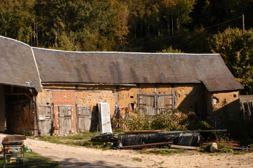 Façade sur cour des écuries et des étables du moulin.
