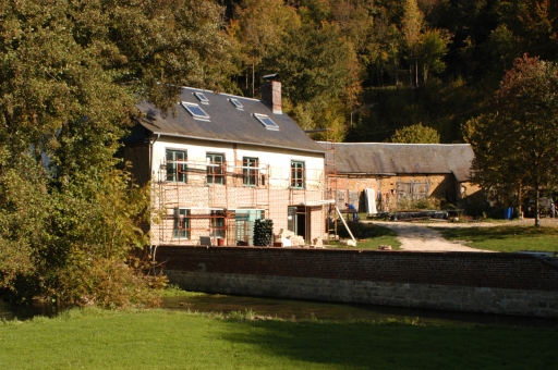 Vue d'ensemble sur cour du moulin et de ses dépendances.