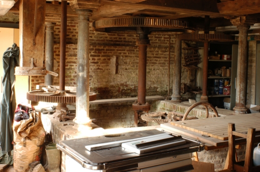 Le beffroi du moulin et ses mécanismes de transmission.