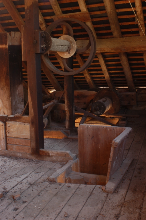 Intérieur du comble, détail du treuil et de la base de trémis.