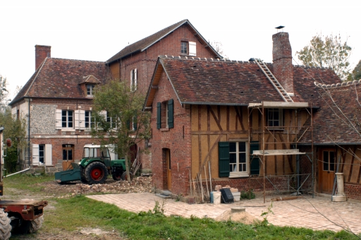 Vue d'ensemble nord du moulin et des écuries converties en logement.