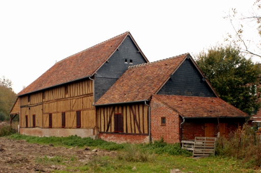 Vue d'ensemble sud-ouest de la grange.