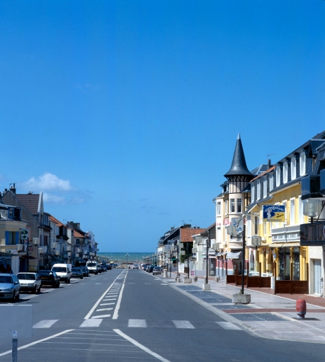 L'avenue de la Plage, vue vers la mer, au niveau de la place de Paris.