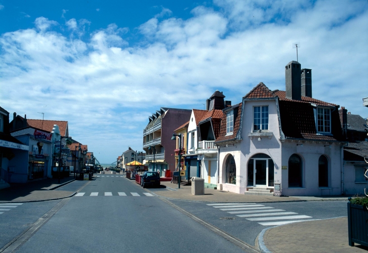 L'avenue de la Plage, vue vers la mer.