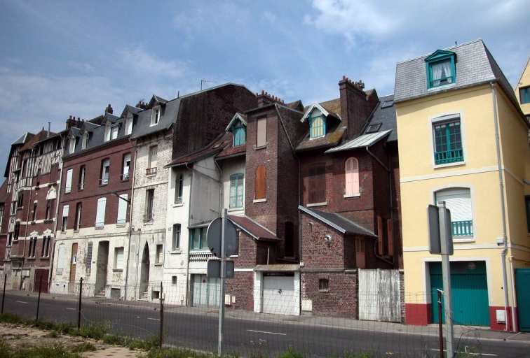 Vue d'ensemble depuis l'avenue du Maréchal-Foch, façades postérieures des maisons en front de mer.