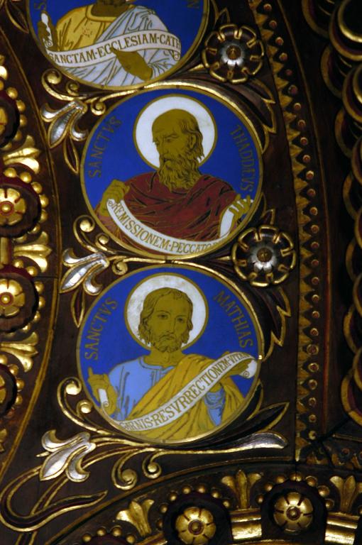 Détail du cadran central : saint Matthias et saint Jude Thaddée dans des médaillons émaillés.