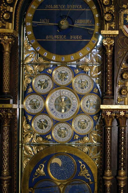 Vue de détail des cadrans situés au centre de la baie gauche, indiquant l'heure moyenne civile du méridien de Paris et de 8 villes à l'Ouest.