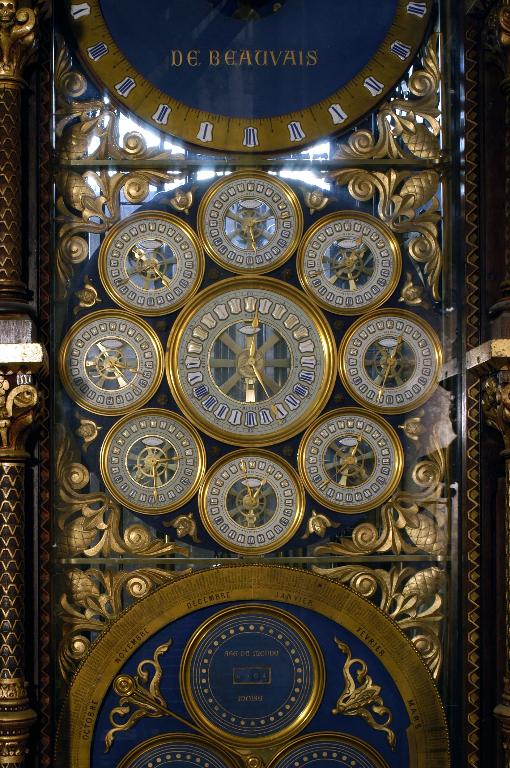 Vue de détail des cadrans dans la partie centrale de la baie de droite : l'heure moyenne civile du méridien de Rome et de 8 villes à l'Est de Paris.