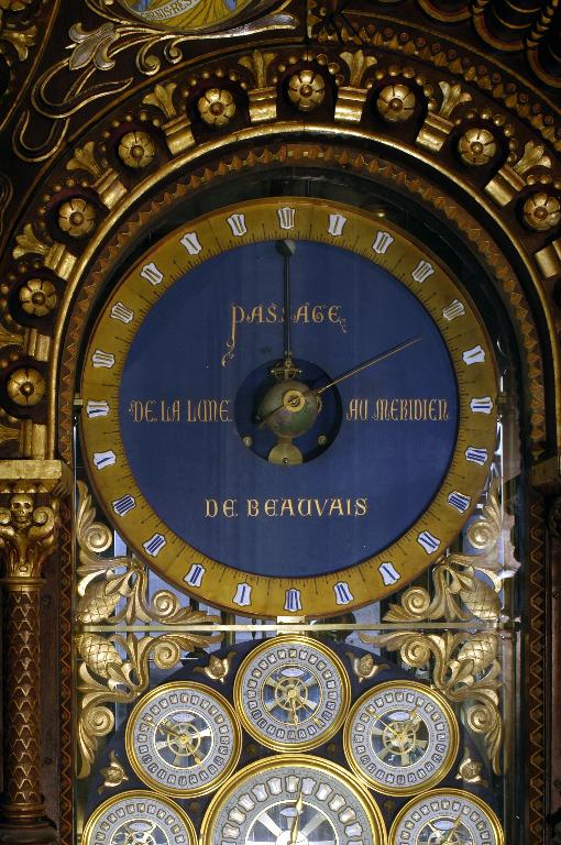 Vue de détail des cadrans dans la partie supérieure de la baie de droite : les phases de la lune et l'heure de son passage à Beauvais.