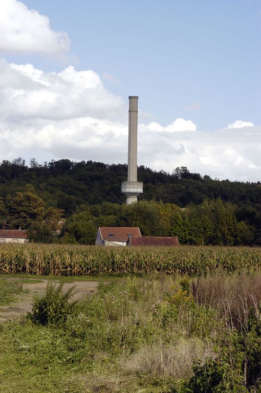 Vue générale de la cheminée réservoir de la chaufferie de l'usine.