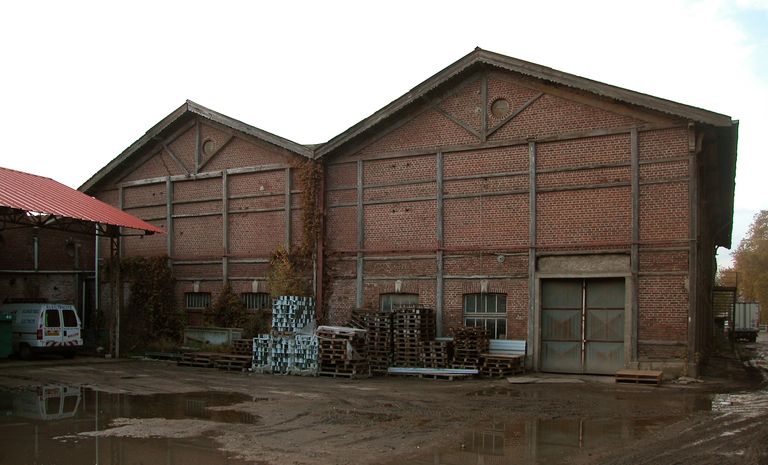 Façade sud des séchoirs.