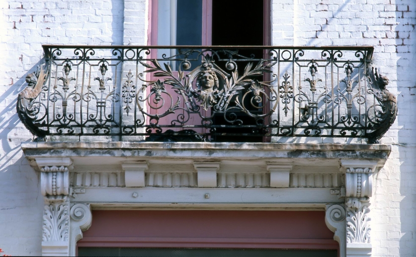 Détail d'un garde-corps en fonte en façade principale.