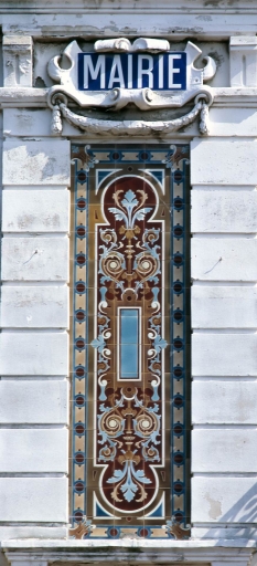 Détail du décor de céramique en façade antérieure.