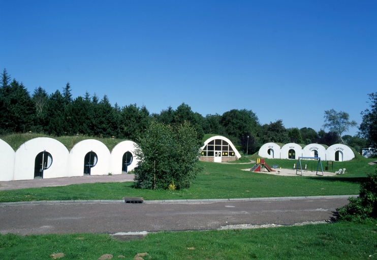 Vue d'ensemble des bungalows, salle commune, bungalows des services.