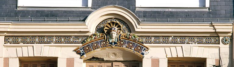 Détail du décor de céramique sur le faîte du mur.