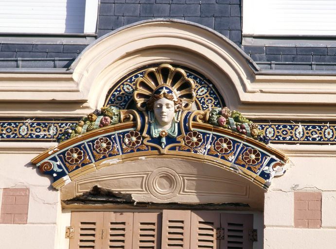 Détail du décor porté au-dessus de la baie.